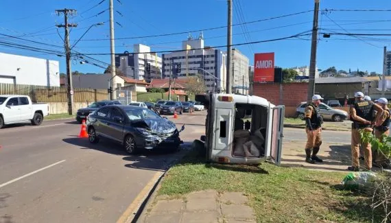 Acidente envolvendo Kombi e carro complica trânsito em via rápida de Curitiba