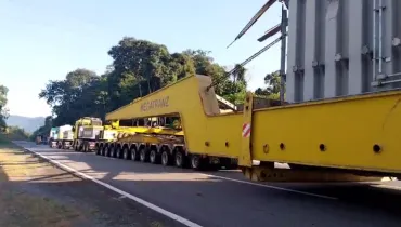 Transporte de carga gigantesca provoca lentidão nas estradas perto de Curitiba