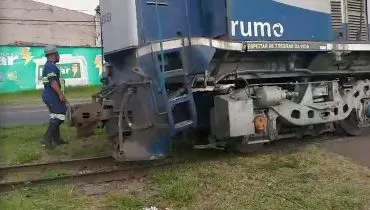 Batida de trem com caminhão betoneira e carro provoca 