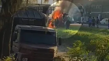 Vídeo mostra homem pulando de carro em chamas no litoral do Paraná após acidente