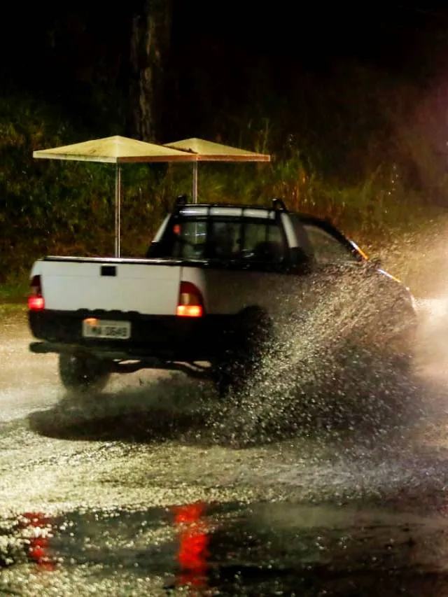 Tempestade em Curitiba gera estragos; Veja fotos exclusivas