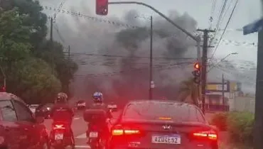 Fumaça preta invade importante avenida de Curitiba após incêndio