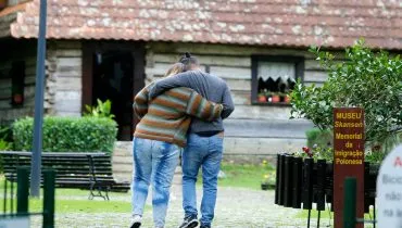 Imagem mostra um casal abraçado e com muito frio em Curitiba