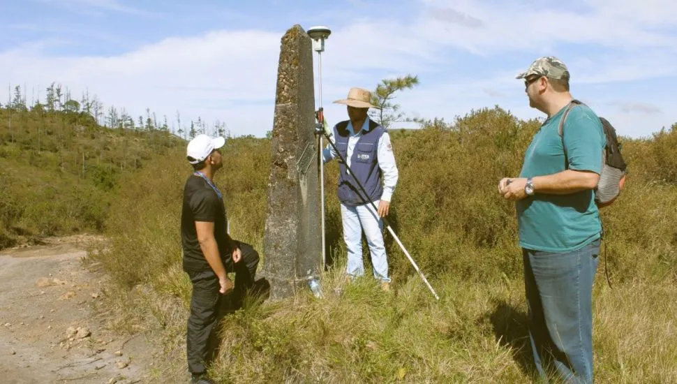 Na imagem, técnicos em marco histórico da divisa entre Paraná e Santa Catarina