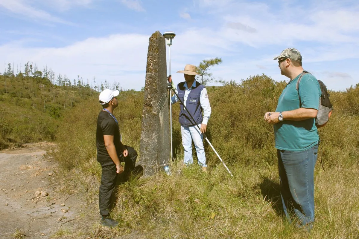 Na imagem, técnicos em marco histórico da divisa entre Paraná e Santa Catarina