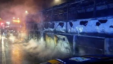 Ônibus completamente queimado causa bloqueio parcial na BR-376, sentido Santa Catarina