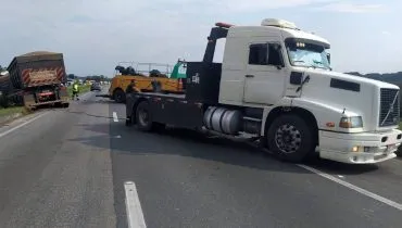 BR-116 interditada após acidente envolvendo caminhão gigante