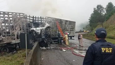 Caminhão pega fogo na BR-116 e interdita totalmente pistas na região de Curitiba