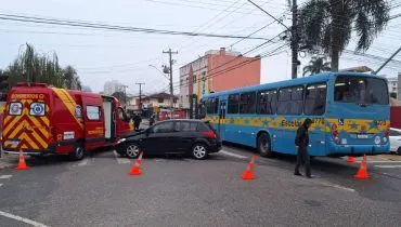 Vídeo: Imprudência escancarada em acidente entre carro e ônibus com crianças em Curitiba
