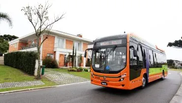 Ônibus 100% elétrico Volvo começa a operar regularmente em Curitiba