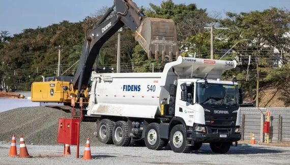 Scania, Fidens e Hexagon lançam caminhão 8×4 teleoperado no Brasil