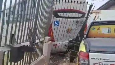 Vídeo! Ônibus ligeirinho perde o controle em Curitiba e atinge muro de loja