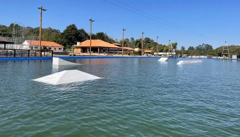 Chácara colada com Curitiba tem máquina de wakeboard e mais aventuras na água