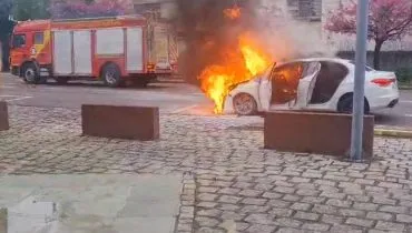 Vídeo! Carro sai de posto de combustível e pega fogo em avenida de Curitiba