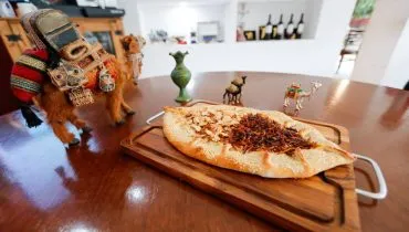 Pizza árabe em Curitiba reúne história, sabor e três gerações de mulheres