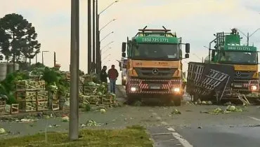 Marginal e faixa da BR-376 bloqueados após tombamento de caminhão de verduras