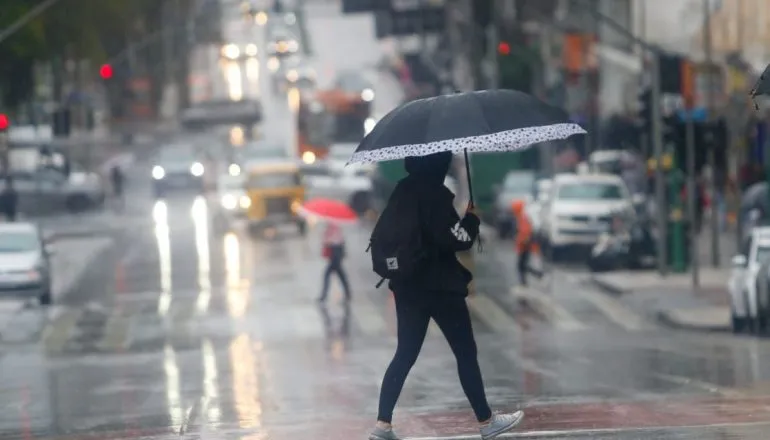 Fumaça continua no ar de Curitiba mesmo com chuva