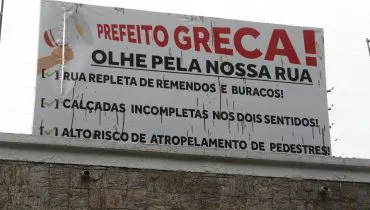 Moradores de área nobre de Curitiba criam placa com apelo ao Greca
