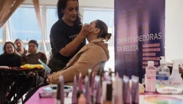 Empreendedoras da Beleza oferecem cursos gratuitos de maquiagem na RMC