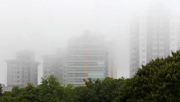 Neblina domina bairros de Curitiba nesta quarta-feira; Previsão do tempo