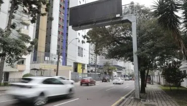 Painéis em ruas de Curitiba custaram milhões e intrigam a população; inúteis?