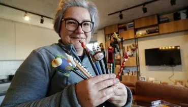 Compilado de memórias: professora de Curitiba coleciona quase 4 mil lápis de escrever