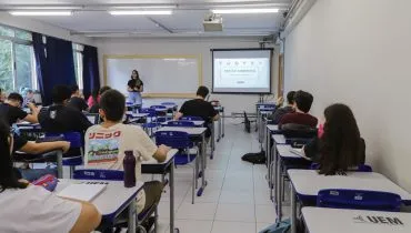 Universidade do Paraná abre concurso com 82 vagas e salários que chegam a R$ 16,5 mil
