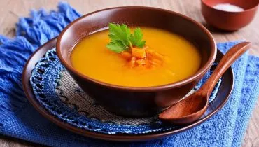 6 receitas de sopas e caldos fáceis para espantar o frio
