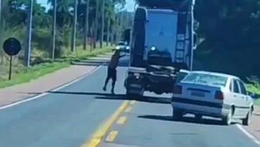 Ao som de Rionegro e Solimões, motorista flagra briga de trânsito na Grande Curitiba; Vídeo!