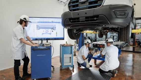 Ford prepara novos técnicos especialistas em eletrificação