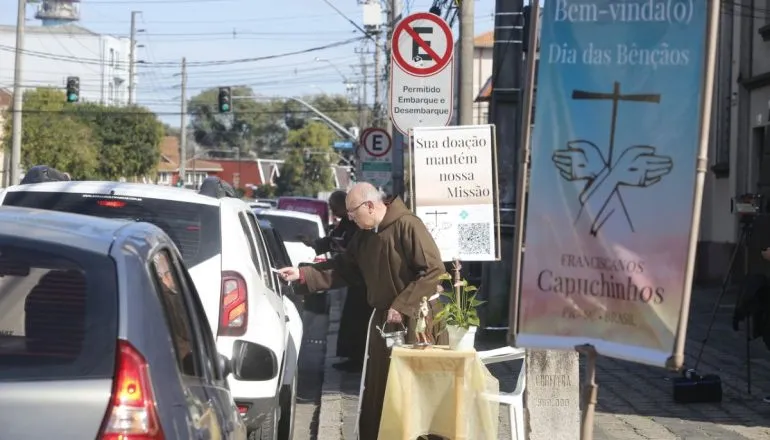 Igrejas de Curitiba fazem bênçãos de carros e motoristas no Dia de São Cristóvão
