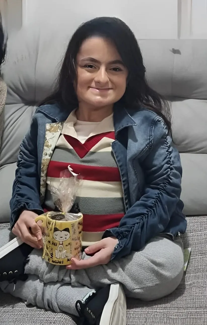Emanuelly Vitória da Silva, de 17 anos, deseja ter uma cadeira de rodas motorizada para ajudar em sua locomoção, alimentação e higiene.