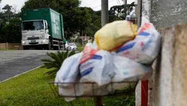 Licitação bilionária para a coleta de lixo em Curitiba é suspensa pelo TCE-PR