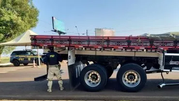 PRF flagra na BR-277 caminhão com 21 pneus sem condições de rodar; Vídeo!