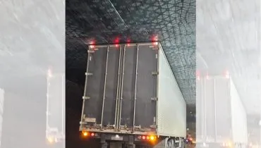 Caminhão alto demais enrosca em trincheira movimentada de Curitiba