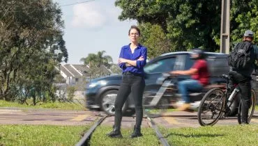 Mãe encara sozinha sistema de trens em Curitiba após quase tragédia