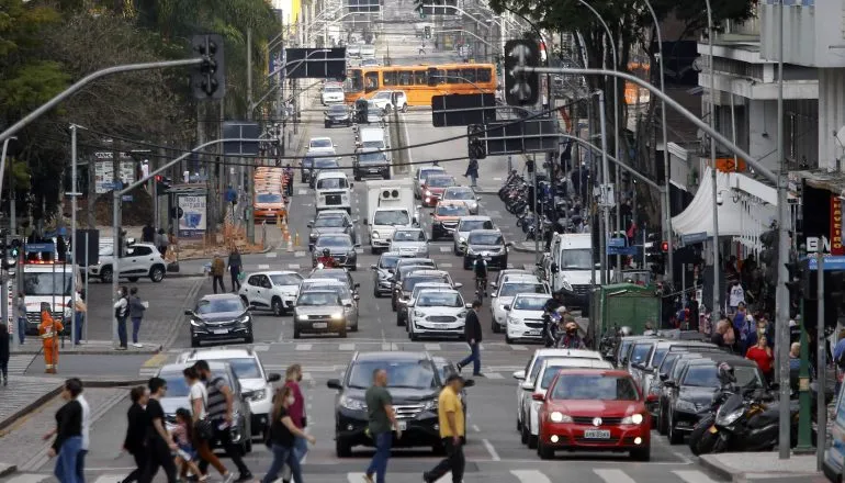 Motoristas que não receberem multa terão descontos em comércios no Paraná