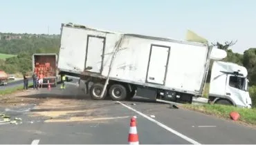 Caminhão cai em barranco na BR-376 após ser retirado de acidente
