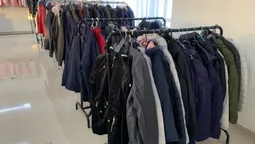 Bazar em Curitiba oferece jaquetas de inverno a partir de R$ 5