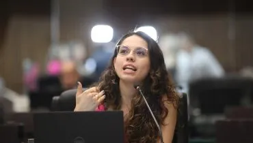 Foto mostra deputada Ana Júlia discursando no plenário da ALEP