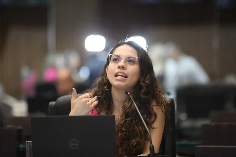 Foto mostra deputada Ana Júlia discursando no plenário da ALEP