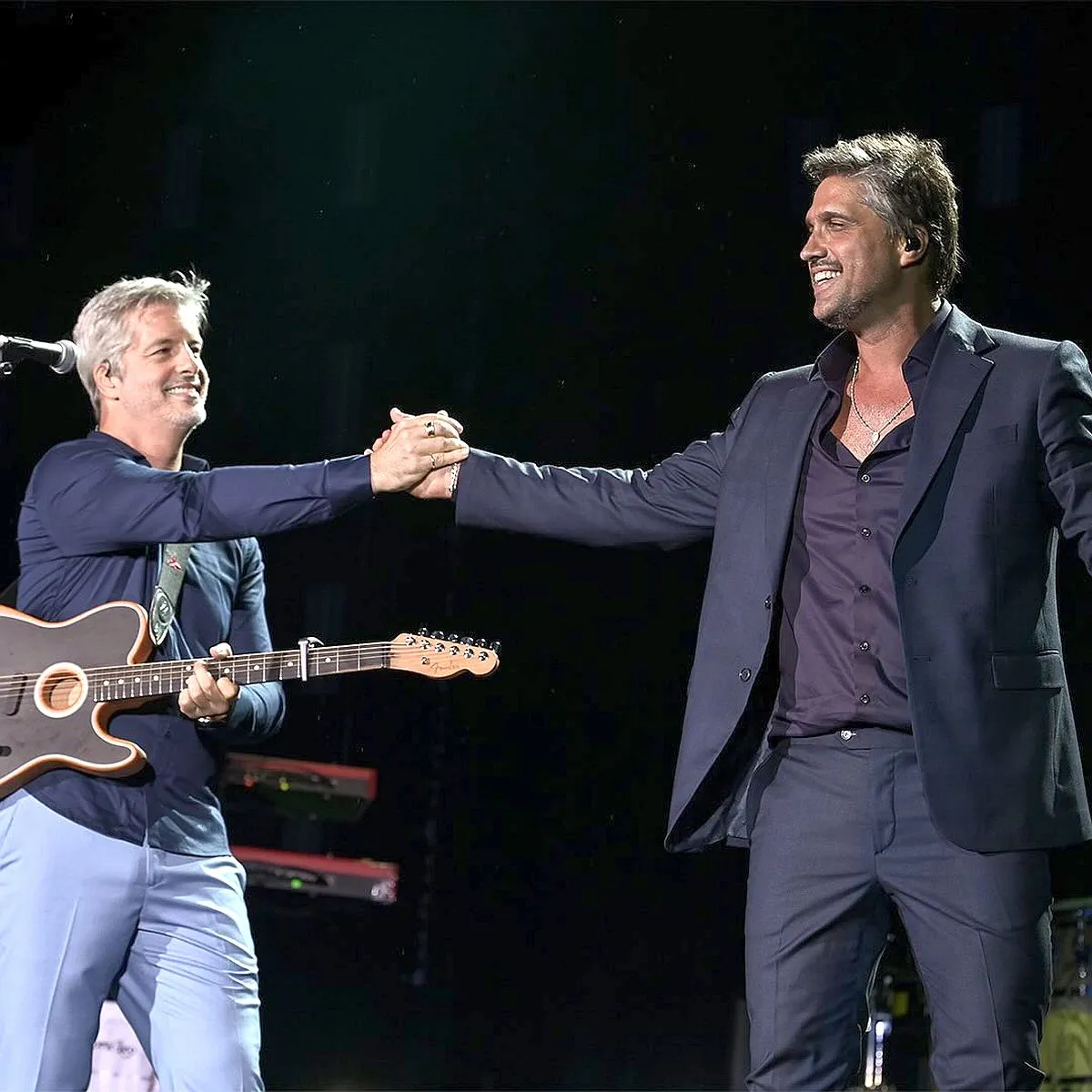 Irmãos Victor e Leo se cumprimentam em palco durante show em São Paulo