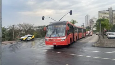 Homem morre esfaqueado dentro de biarticulado em Curitiba