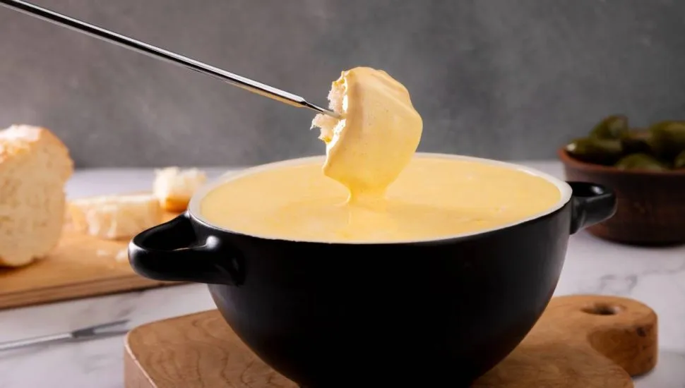 Imagem mostra uma receita de fondue para espantar o frio em Curitiba.