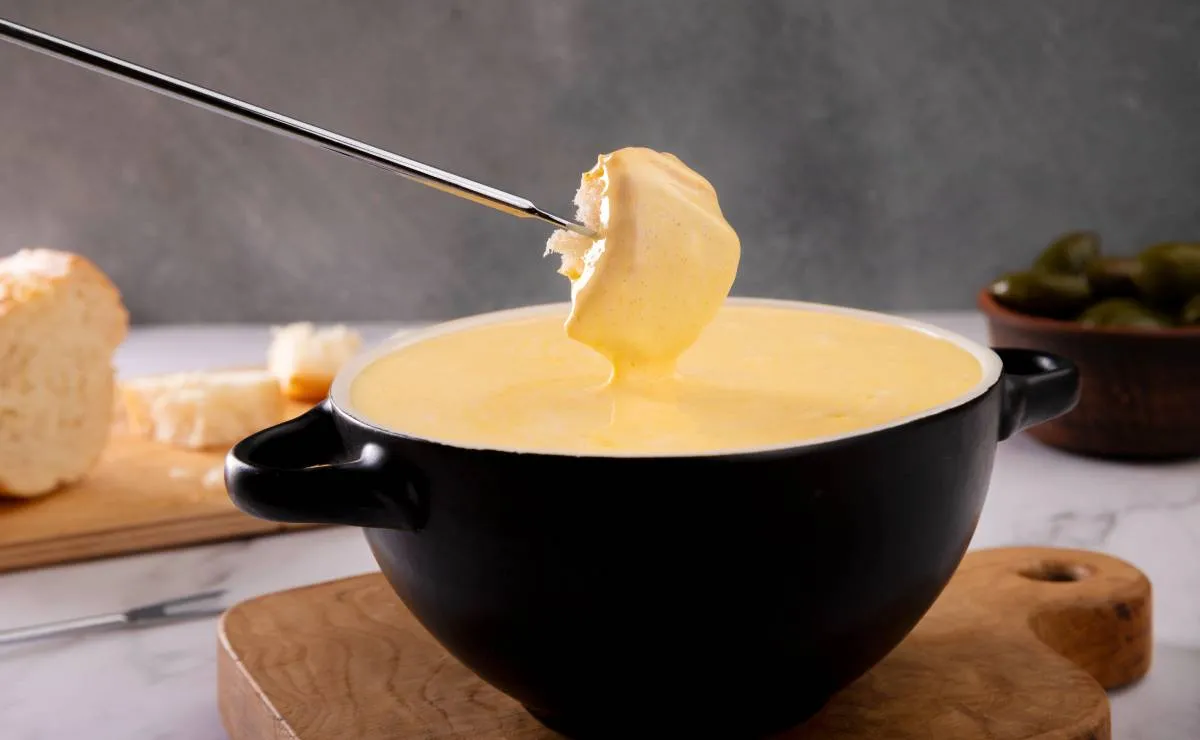 Imagem mostra uma receita de fondue para espantar o frio em Curitiba.