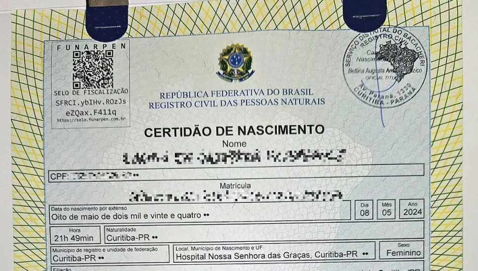 Imagem mostra uma certidão de nascimento, com os dados como nome e documentos desfocados para preservar a identidade da criança