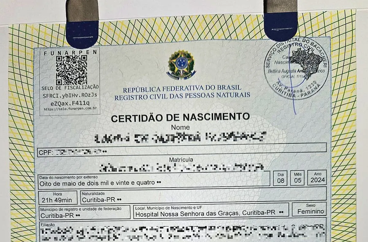 Imagem mostra uma certidão de nascimento, com os dados como nome e documentos desfocados para preservar a identidade da criança