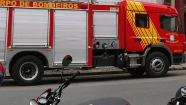 Carro explode na garagem de prédio em bairro de Curitiba e três ficam feridos