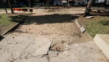 Praça tradicional de Curitiba sofre com abandono, insegurança e 'cheiro ruim'; fotos