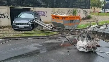 Motorista erra curva em avenida importante de Curitiba, destrói muro e derruba poste